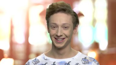 Genç beyaz çocuk gülümseyen yüz.