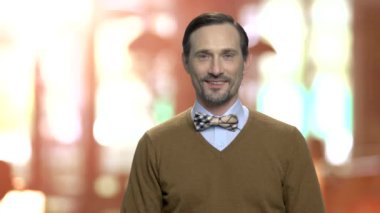 Akıllı dost görünümlü orta yaşlı adam.