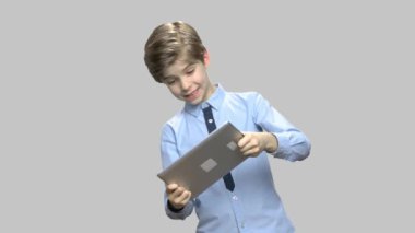 Dijital tablette oyun oynarken güzel çocuk.