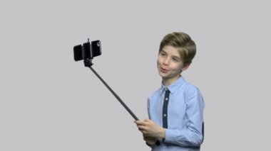 Selfie sopa kullanarak sevimli Kafkas çocuk.