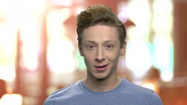 Dost görünümlü genç çocuk portresi.