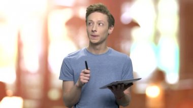 Dijital tablet kullanarak okuyan akıllı çocuk.