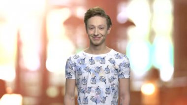 Kahverengi Blur arka planda genç çocuk portresi.