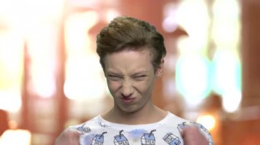 Kafkasyalı ergen çocuk oynaşıyor..