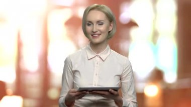 Dijital tablet kullanarak kadın iş koçu.