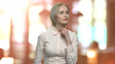 İş kadını sanal ekranda bir bilgi arıyor.