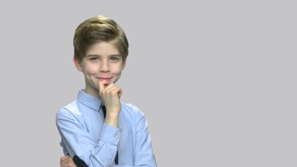 Portret van een schattig kind met zich afvragende uitdrukking. — Stockvideo