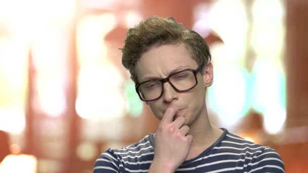Portré okos gondolkodó fiú szemüvegek. — Stock videók