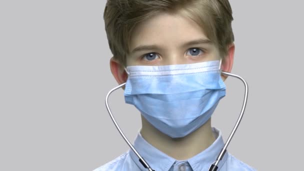 Close-up kleine jongen met medische masker en stethoscoop. — Stockvideo