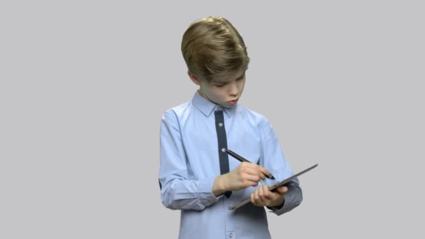 Ragazzino intelligente che lavora su tablet pc . — Video Stock