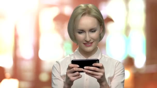 Krótkie włosy blond kobieta za pomocą telefonu komórkowego. — Wideo stockowe