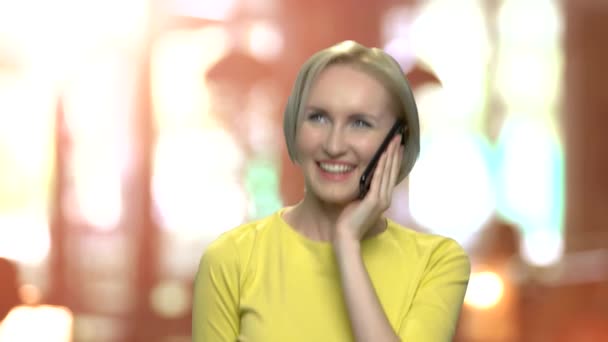 Izgatott középkorú nő beszél a mobiltelefonján. — Stock videók