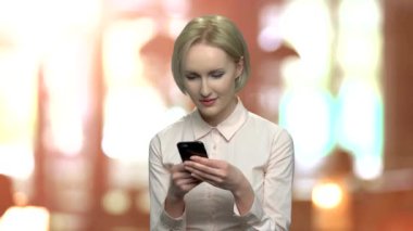 Cep telefonu kullaranarak gülümseyen kadın ofis.