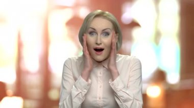 Sürpriz mutlu iş kadın portresi.