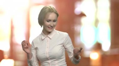 Neşeli sarışın kadın dans ediyor.