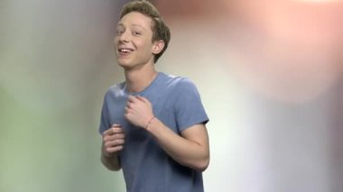 Trendy genç çocuk dans ediyor.