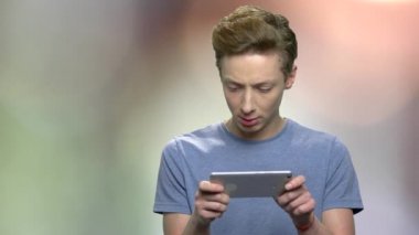 Akıllı telefon kullanarak konsantre genç çocuk.