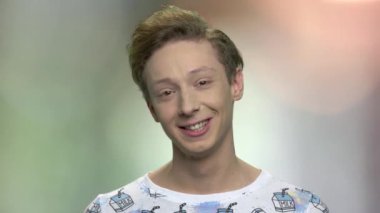 dost görünümlü genç çocuk.