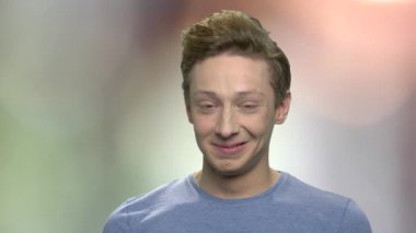 Dost görünümlü genç çocuk portresi.