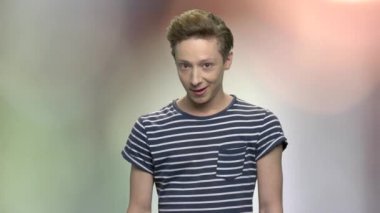 Kurnaz genç çocuk portresi.