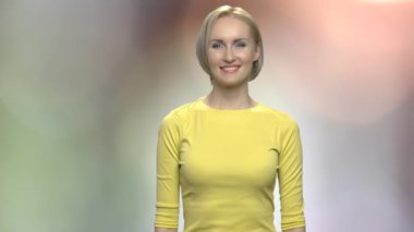 Orta yaşlı beyaz kadın yoğun başparmak.