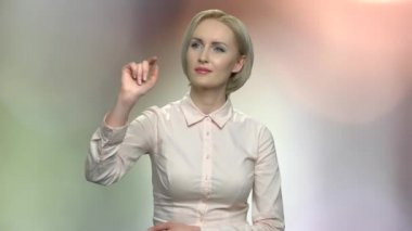 Kadın dokunmatik dijital ekran arayüzü.