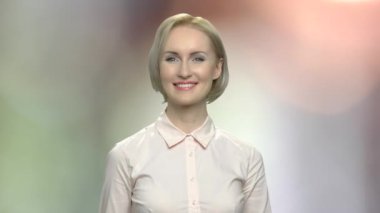 Çekici iş kadın veren Thumb yukarı.