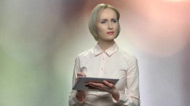 Dijital tablette çizim orta yaşlı iş Lady.