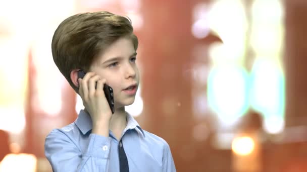 Little kaukasiska pojke pratar på telefon. — Stockvideo