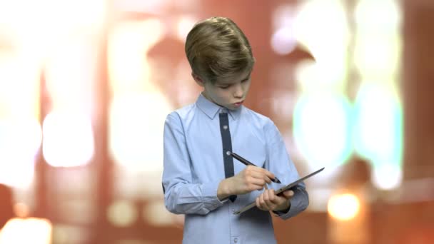 Piccolo ragazzo europeo che lavora su tablet pc . — Video Stock