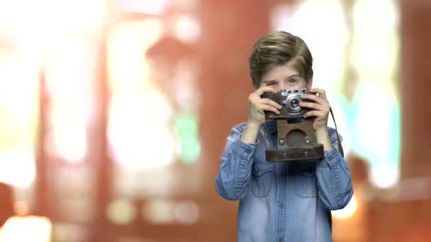 Маленький хлопчик використовує старовинну камеру . — стокове відео