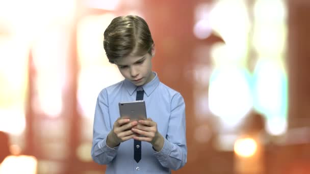 Attraente ragazzo caucasico utilizzando smartphone . — Video Stock