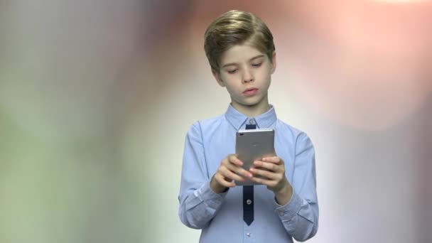 Pre-teen caucasico ragazzo utilizzando smartphone . — Video Stock