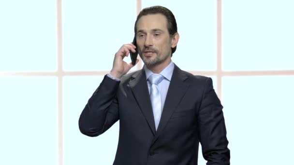 Fiducioso uomo d'affari barbuto che parla al telefono . — Video Stock