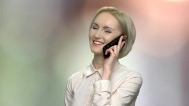 Telefonda konuşan memnun ofis kadın.