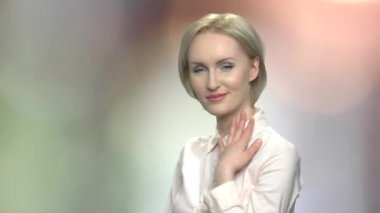 Güzel sarışın kadın flört.