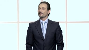 Baştan çıkarıcı bir görünüm ile yakışıklı olgun işadamı.
