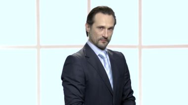 Güvensiz bir görünüm ile olgun işadamı portresi.