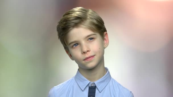 Porträt eines schönen kaukasischen Jungen. — Stockvideo