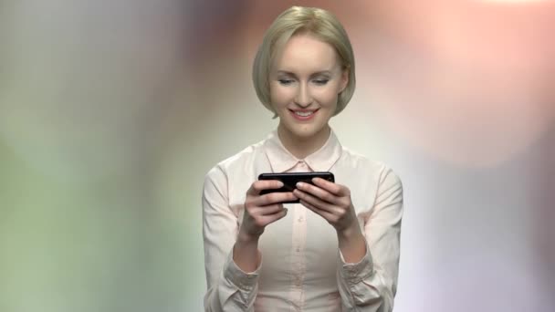 Atrakcyjna kobieta w średnim wieku biznesu za pomocą telefonu. — Wideo stockowe