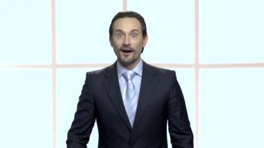 Neşeli işadamı heyecanlı eller kaldırdı.