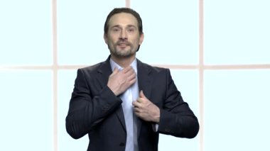 Sakal ile mutlu işadamı preening olduğunu.