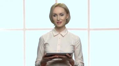 Tablet cihazı kullanarak güzel iş kadını.