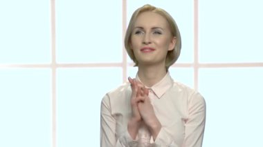 Genç memnun kadın ellerini clasping.