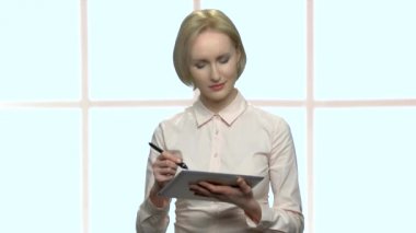 Tablet cihazda çalışan konsantre iş hanımı.