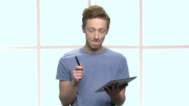 PC tablet kullanarak okuyan akıllı genç çocuk.