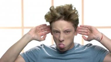 Kaba genç oğlan alay birisi.