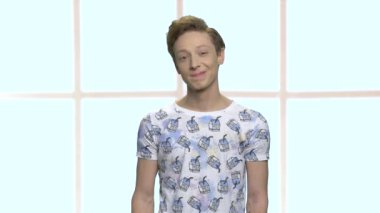 Emin beyaz genç çocuk iyi işareti gösteren.