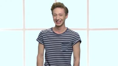 Kafkas genç oğlan sert gülüyor portresi.