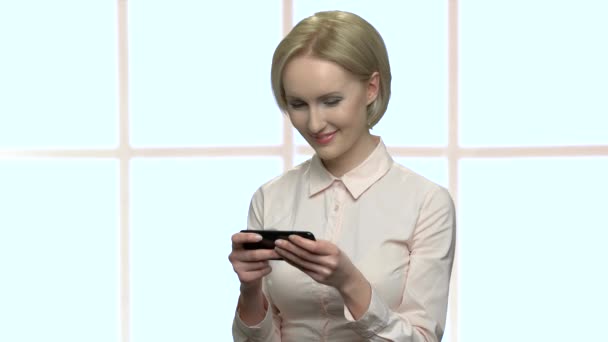 Жіночий офісний працівник використовує смартфон . — стокове відео